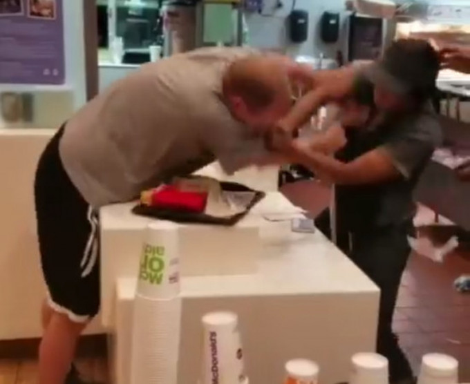 美國佛州麥當勞男客為一根飲管與女店員爆發肢體衝突。(網圖)