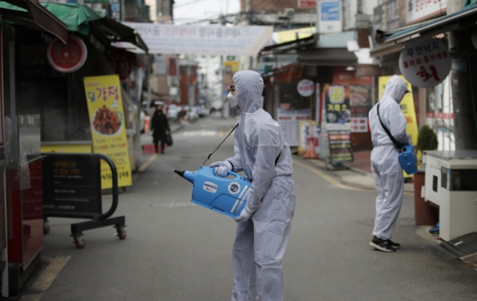 南韩当地不断对场所进行清洁消毒。AP