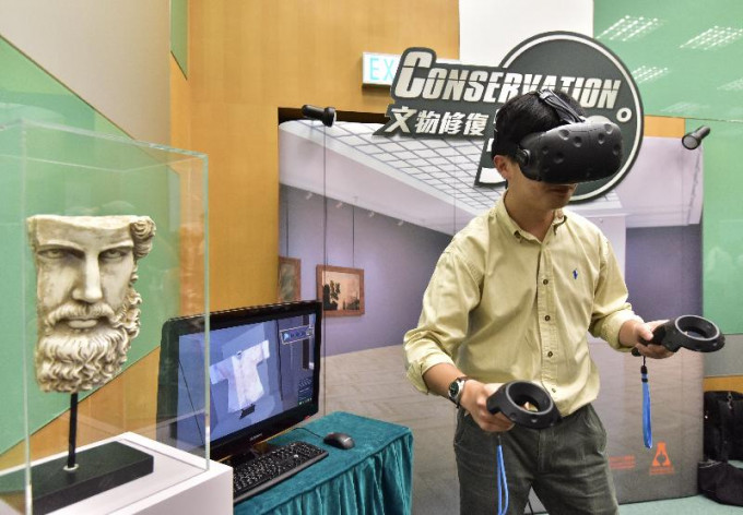 文物修復辦事處職員示範「創新科技 X 文物修復 = 驚喜∞」虛擬實境遊戲，讓觀眾邊玩邊認識文物修復工作。