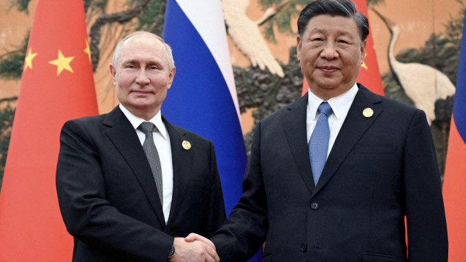 普京（左）與習近平2023年10月在北京會面。 路透社資料圖
