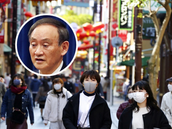 日本爆發新一波新冠肺炎疫情，確診個案數字持續上升，令公眾對首相菅義偉（小圖）政府的抗疫表現感到不滿。AP圖片