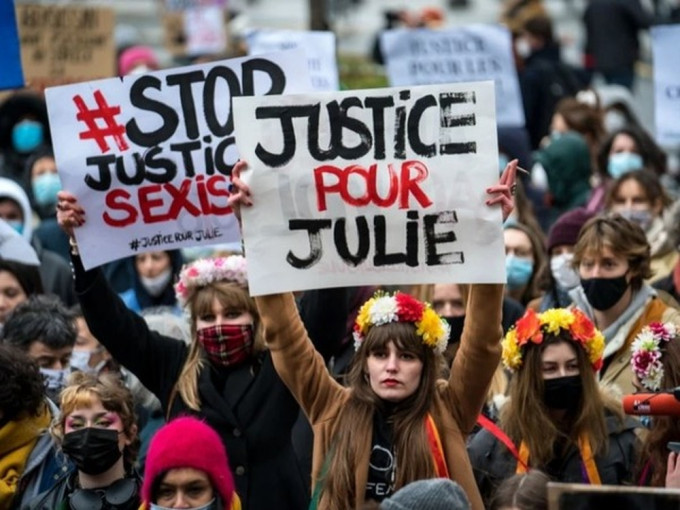 巴黎等地爆發遊行聲援女受害人。（FB圖）