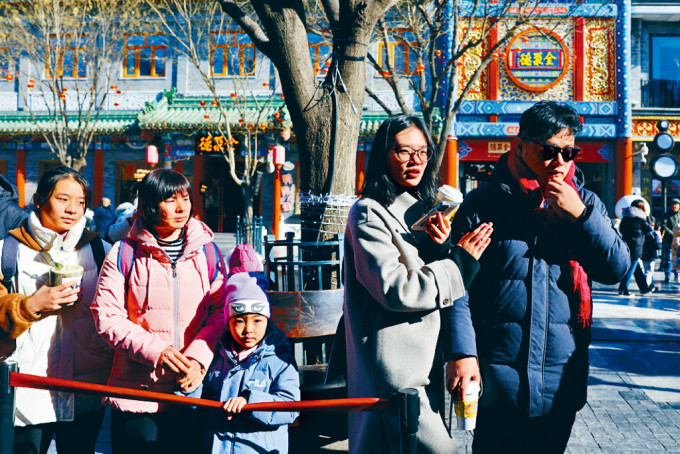 北京市民在前门步行街前的一间餐厅外排队。