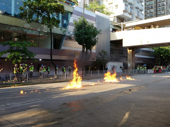 警方批评激进暴力示威者在屯门市中心多处设置路障，并纵火焚烧杂物，
