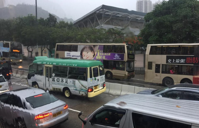 紅雨下多區塞車。圖:突發事故報料區