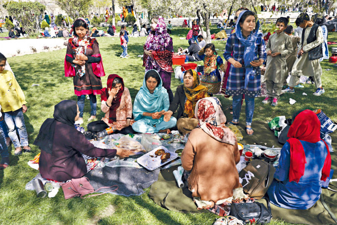 美軍撤出阿富汗恐危及女權。圖為喀布爾民眾在公園用餐。