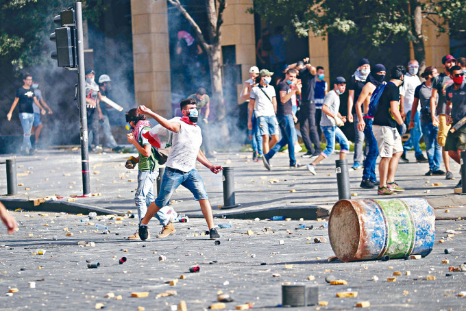 ■貝魯特的示威者投擲石頭。