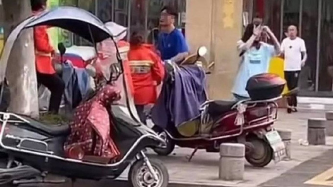 浙江一駕駛保時捷跑車的男女不單亂拋垃圾，還毆打勸阻的清潔工。網上影片截圖