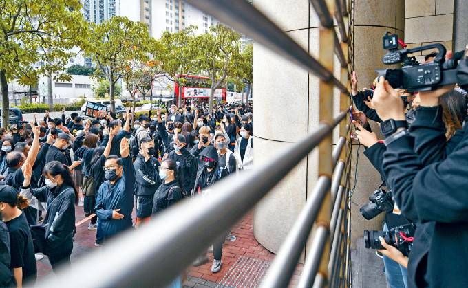 众被告西九龙法院应讯，逾五百人庭外聚集声援。