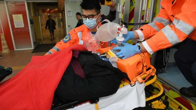 伤者昏迷由救护员送院抢救。