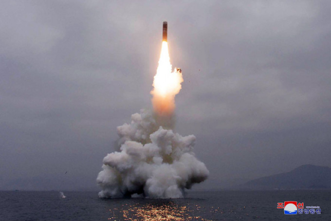 北韩昨日在元山对开海域成功试射新型「北极星3型」潜射弹道导弹。AP