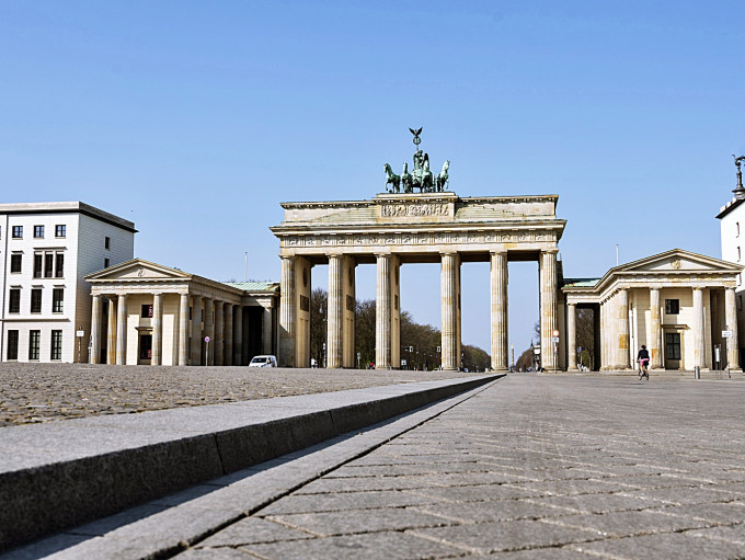 柏林市政府请求德国军方保护口罩运输。AP