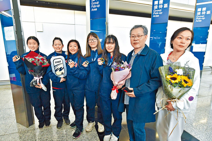 女子冰球港队部分队员率先凯旋，不少球员家属到机场迎接。