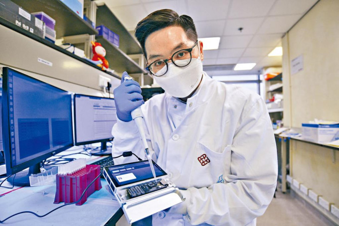 新冠疫情持續嚴峻，蕭傑恒坦言基因測序現時意義有限，團隊已轉戰醫院，參與支援核酸檢測的化驗工作。 