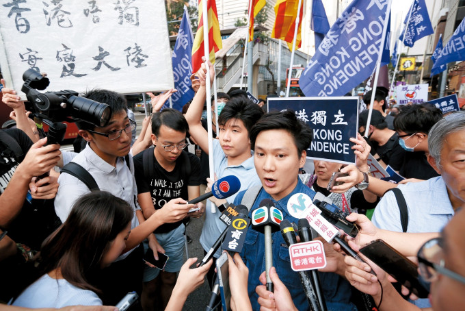 香港学生独立联盟召集人陈家驹（右一）。资料图片