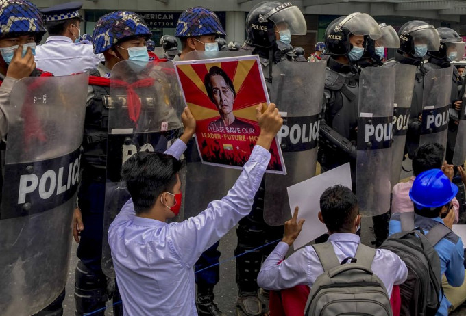 緬甸發生軍事政變後，緬甸多地都爆發示威。AP圖片