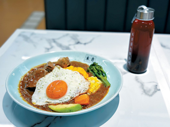 餐廳選擇「和牛蛋包飯」為主題，不僅製作難度適中，更因色彩豐富的擺盤，成為社交媒體上的「打卡美食」。
