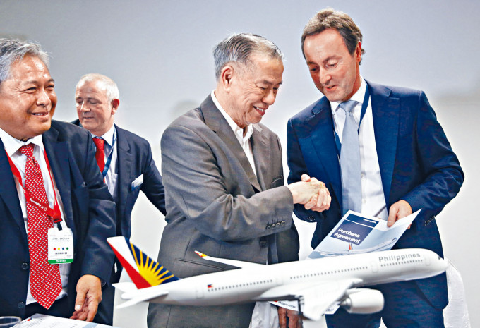 ■菲航主席陈永栽二○一六年出席新加坡航空展。