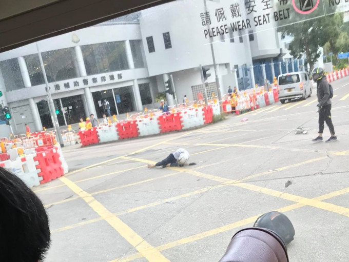鐵騎士受傷躺臥地上。 
突發事故報料區FB/網民Joanne Yeung圖