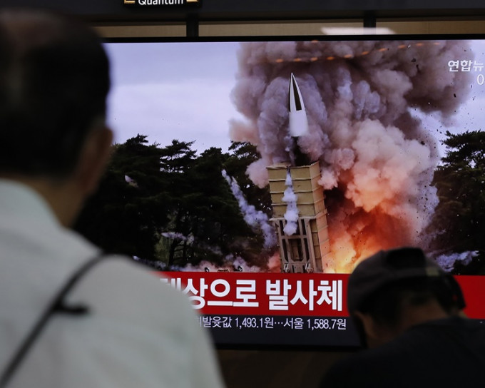 韩报道北韩向东部海域先后两次发射不明飞行物。AP