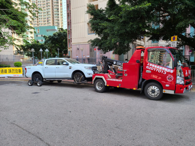 警方拖走了違例車輛。 警方提供