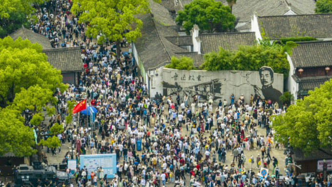 各地推出多項活動及補貼，催谷國慶假的文旅消費。圖為浙江省紹興市魯迅故里。新華社