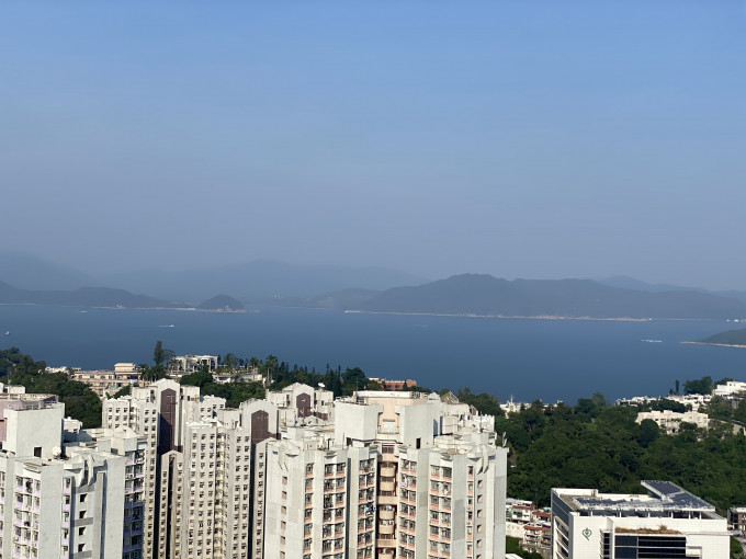 頂層複式連天台單位，廳房均可遠眺銀線灣一帶海景。