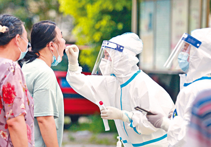 江蘇揚州當局對民眾展開核酸檢測。
