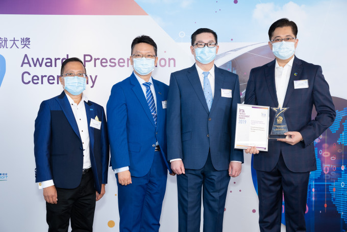 數碼港公眾使命總監陳思源(右)代表數碼港接受「金融科技生態貢獻獎」。
