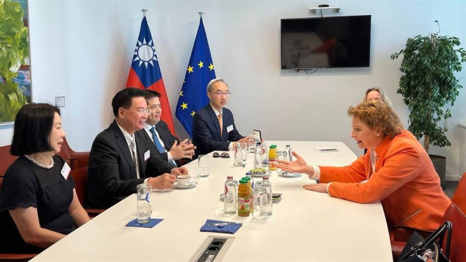 吳釗燮率團16日訪問歐洲議會，與副議長畢爾等交流。