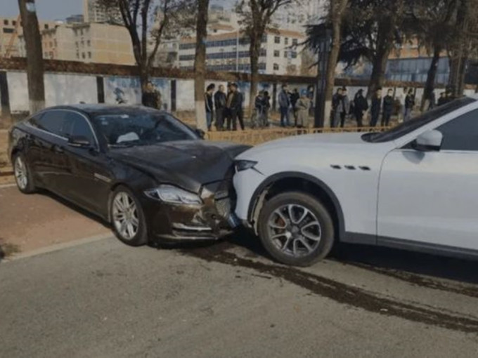 陕西两司机因员工跳槽纠纷，在街头飞车互撞后双双被捕。网图