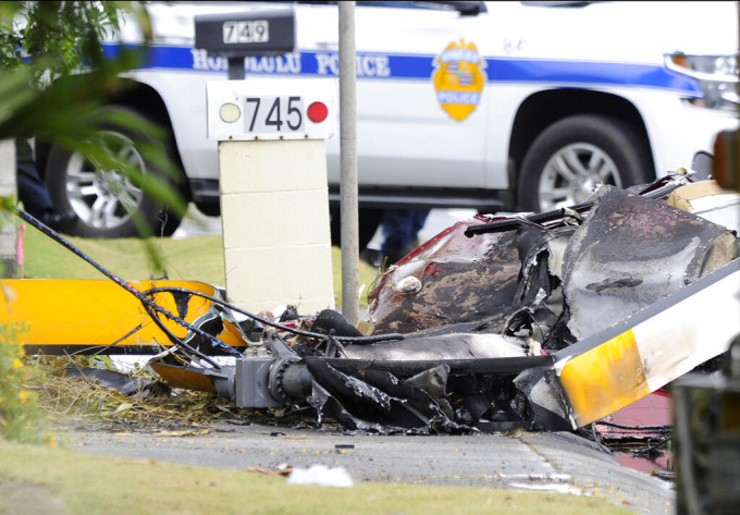 美國夏威夷檀香山郊區有觀光直升機墜毀。　AP圖片