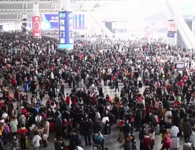 廣州南站每日客流量達到60萬人次。網上圖片