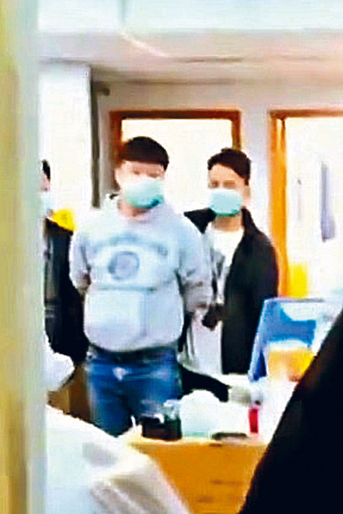■九龍城區議員李軒朗(左)被帶返其土瓜灣辦事處蒐證。