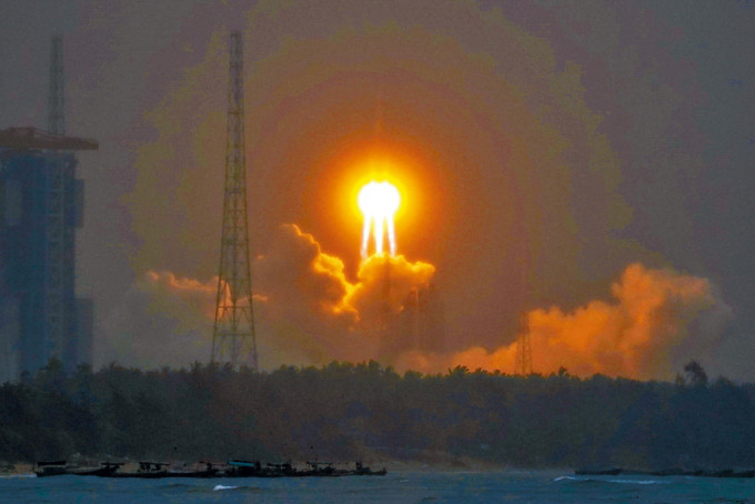 搭載嫦娥六號探測器的長征五號遙八運載火箭在文昌航天發射場發射。