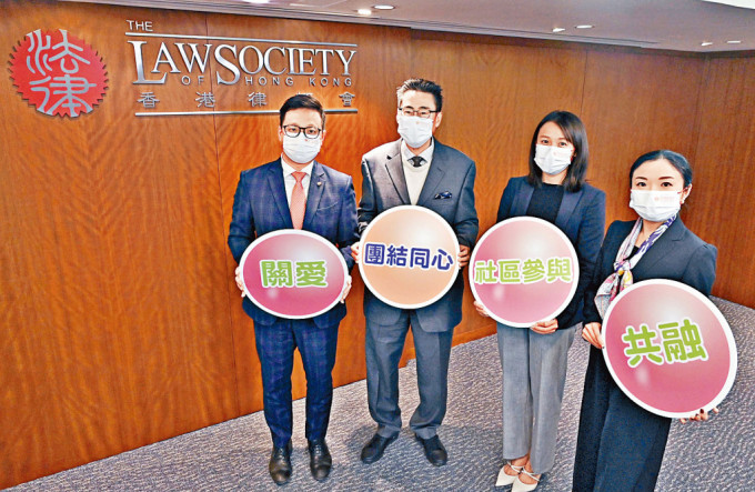 陸耀宗（左一）、林大偉（左二）、賴嘉敏（右）獲頒「傑出社區服務獎」，麥匡時（右二）獲頒發「傑出公益法律服務獎」。
