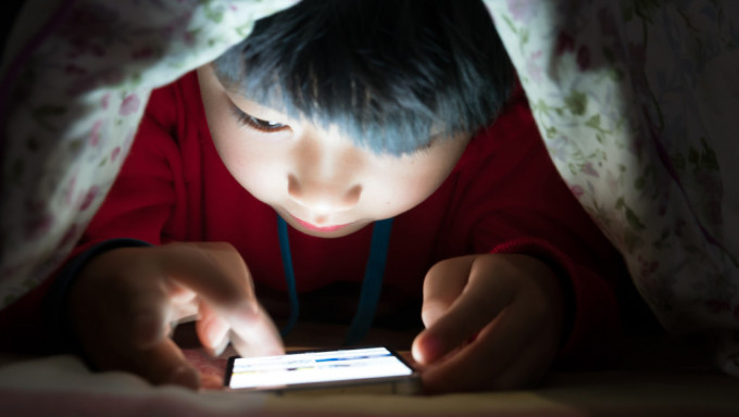 防止虐待儿童会今日（31日）公布的调查显示，近85%儿童上网以娱乐休闲为主，仅65.8%是学习需要。istock示意图