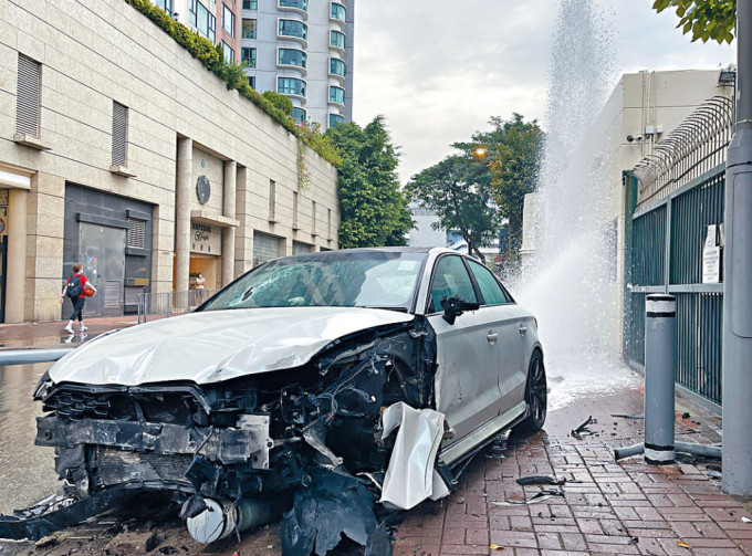 私家车撞毁咸水管，喷出逾五米高水柱。