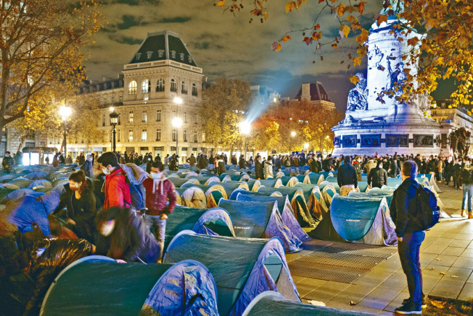 巴黎共和广场周一晚未清场前满是难民帐篷。