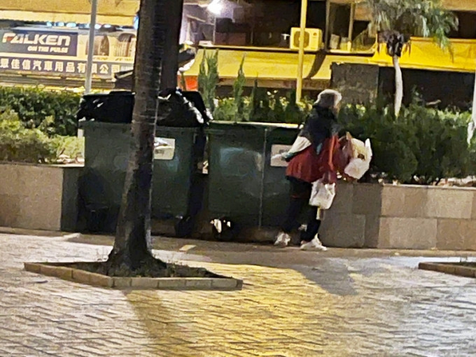 有网民目睹婆婆翻找垃圾桶翻找吃剩的饭盒，感到非常心酸。网民王日权图片