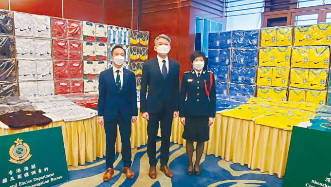 海關打擊售賣冒牌球衣，（由左至右）馮衛正、洪漢榮及張瑞敏講述案情。