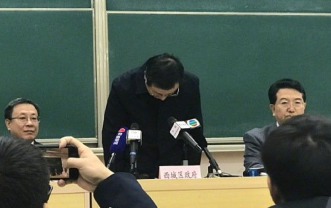 区长王少峰鞠躬道歉。网上图片