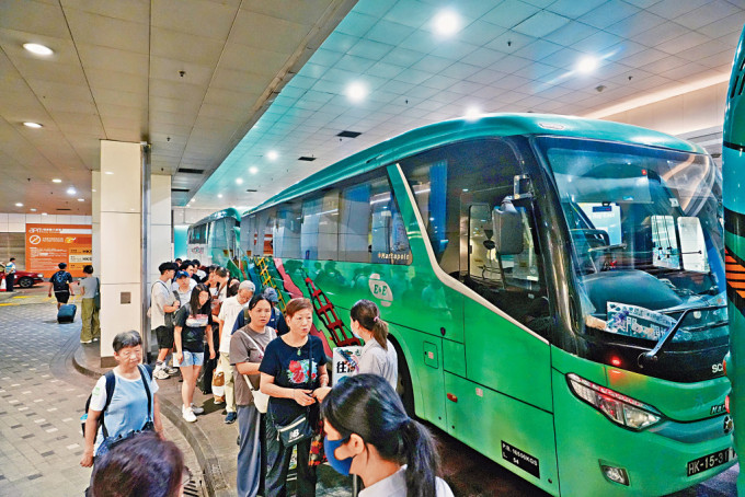 港人遊中山熱潮持續，多間直通巴士公司表示昨日前往中山的車票售罄，計劃加開班次。