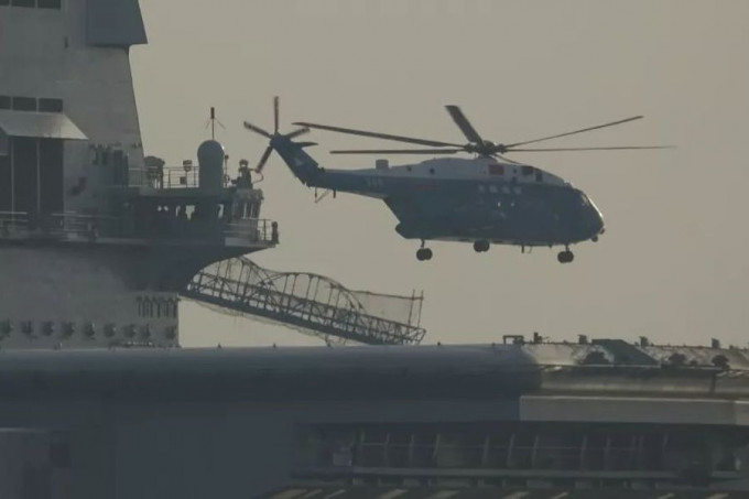一架直-18改進型直升機突然駕臨國產航母，在艦上升降。網圖