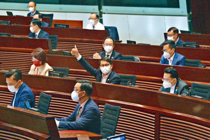 立法会议员大多数赞成取消积金对冲，陈克勤更竖拇指。