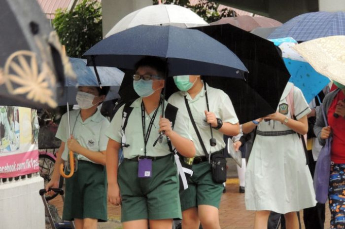 全港高小及初中生今日冒雨复课。