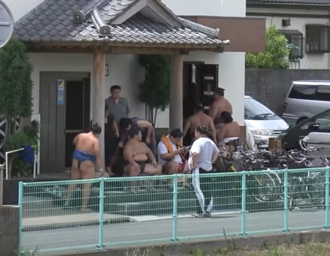 有20名相撲手衝去救援自殺女子。網上圖片