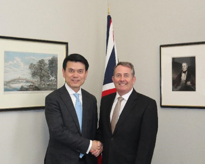 邱騰華與英國國際貿易大臣霍理林會面。圖:政府新聞處