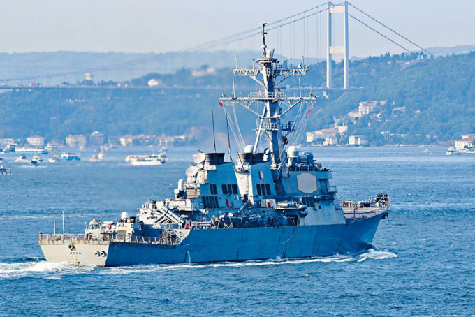 ■美军导弹驱逐舰「罗斯号」上周六在博斯普鲁斯海峡航行，开往黑海。