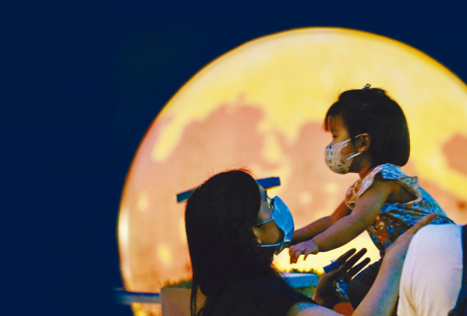 佐敦谷水道花园设置巨型月亮予市民观赏，母女也趁机把握亲子时光。